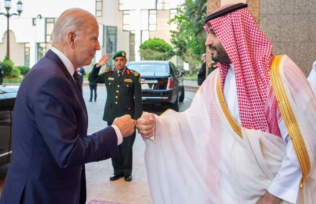 قبضة جو بايدن تضرب ولي العهد السعودي محمد بن سلمان