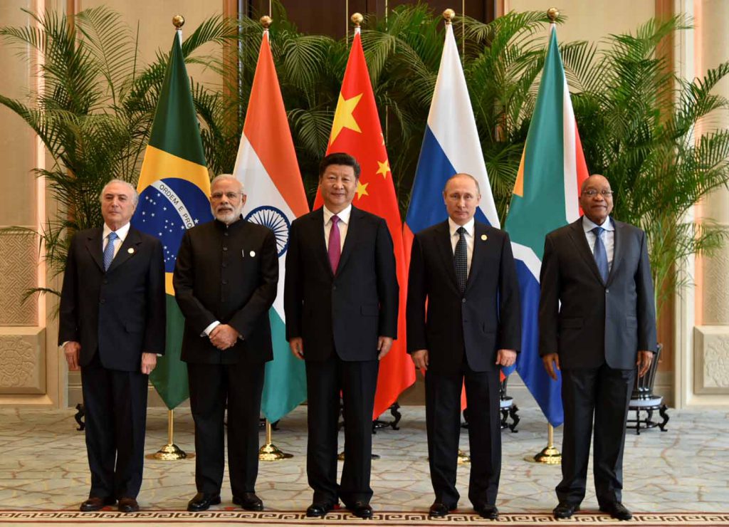 banderas de la cumbre de líderes de los brics