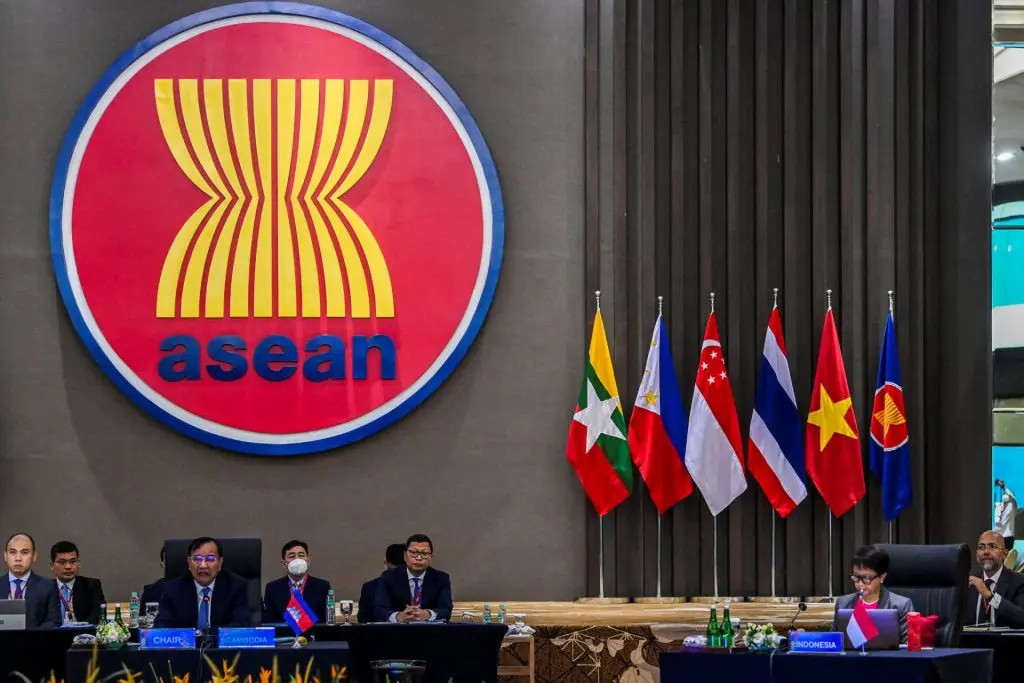 ASEAN countries dump US dollar