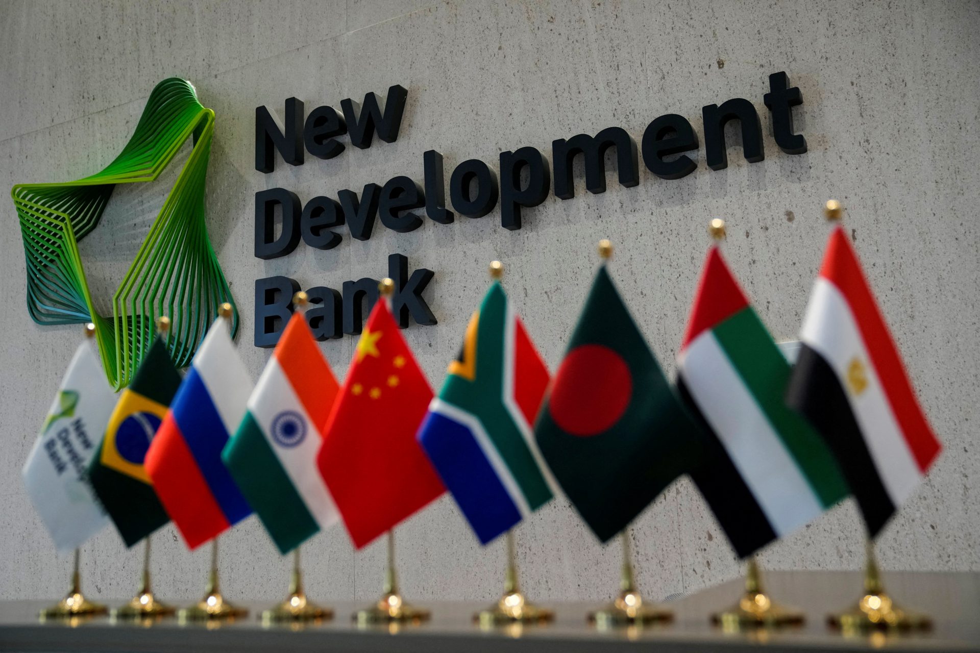 بانک BRICS کشورهای در حال توسعه را تشویق می کند تا دلار آمریکا را کاهش دهند