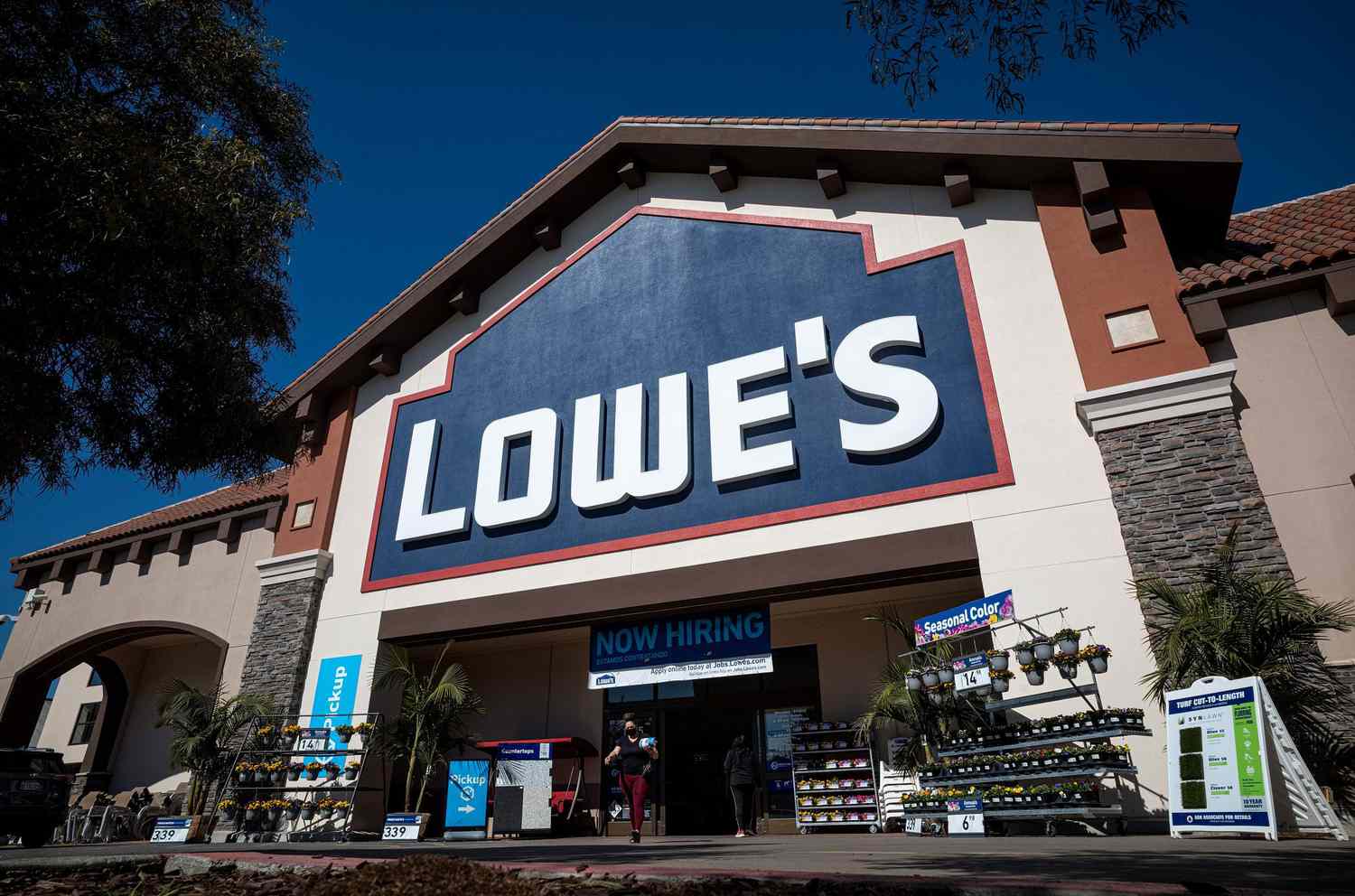 Is Lowe’s Open On New Year’s Day?
