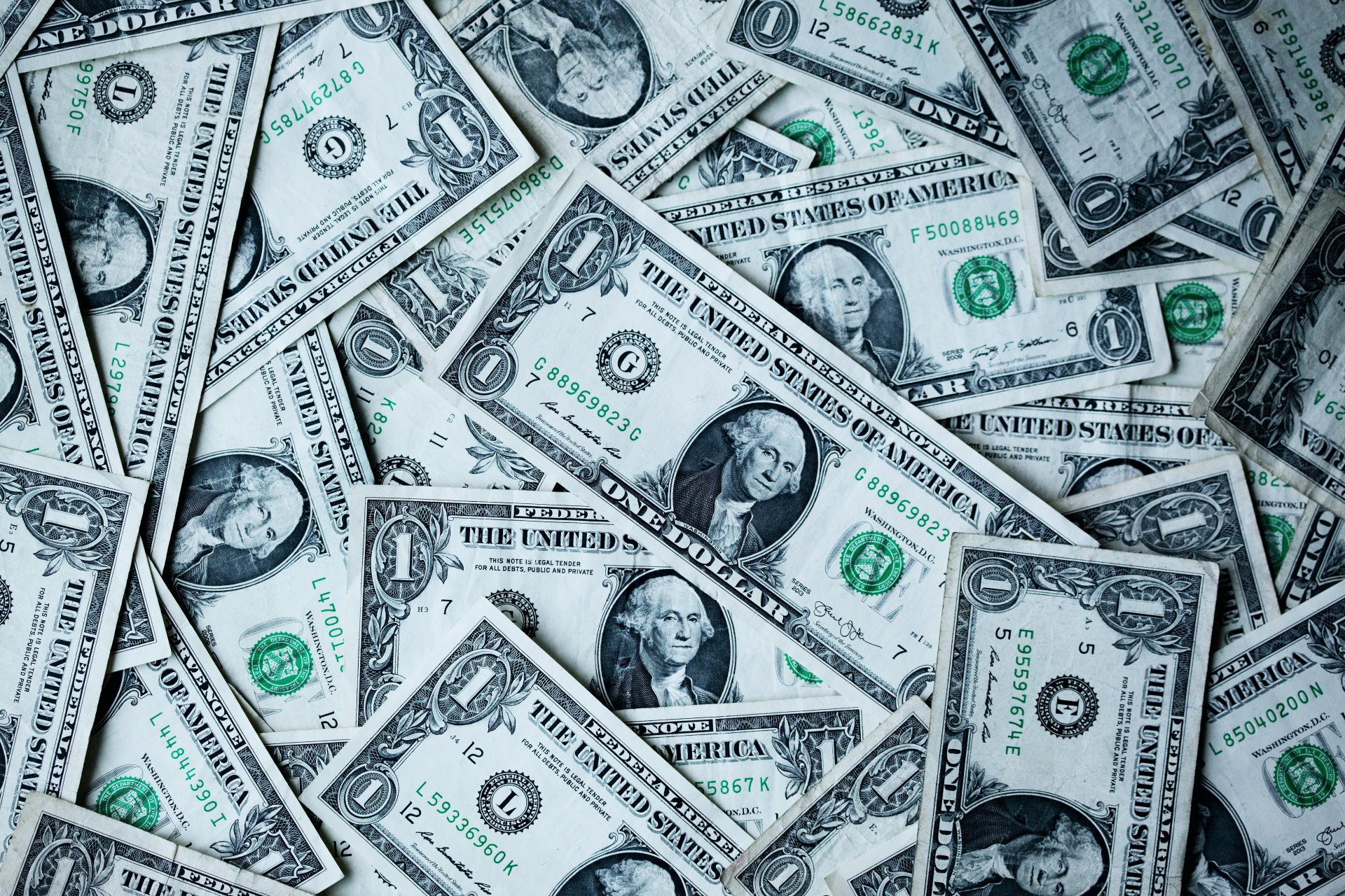 مدیر عامل بلک راک هشدار داد که بحران بدهی می تواند به دلار آمریکا پایان دهد