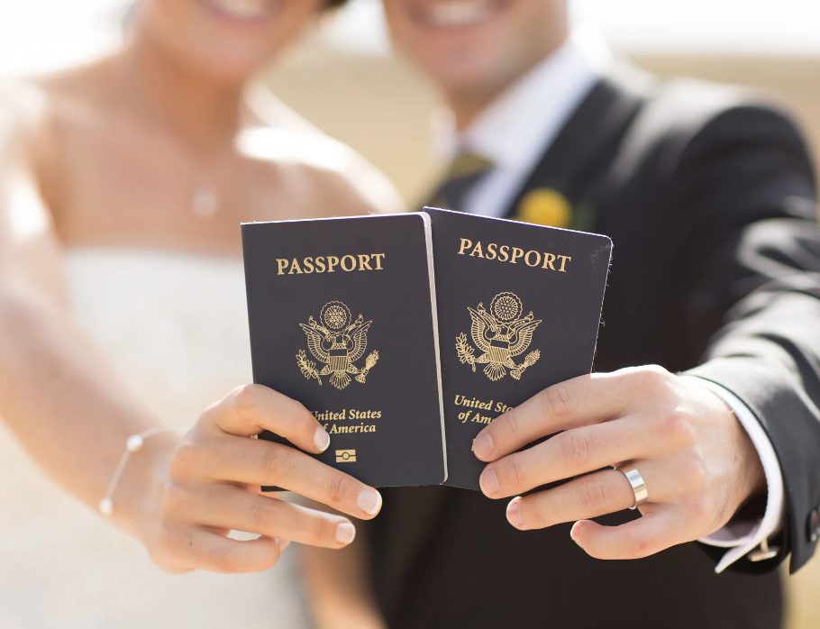 آیا می توانم با گذرنامه ای به نام دخترم سفر کنم؟