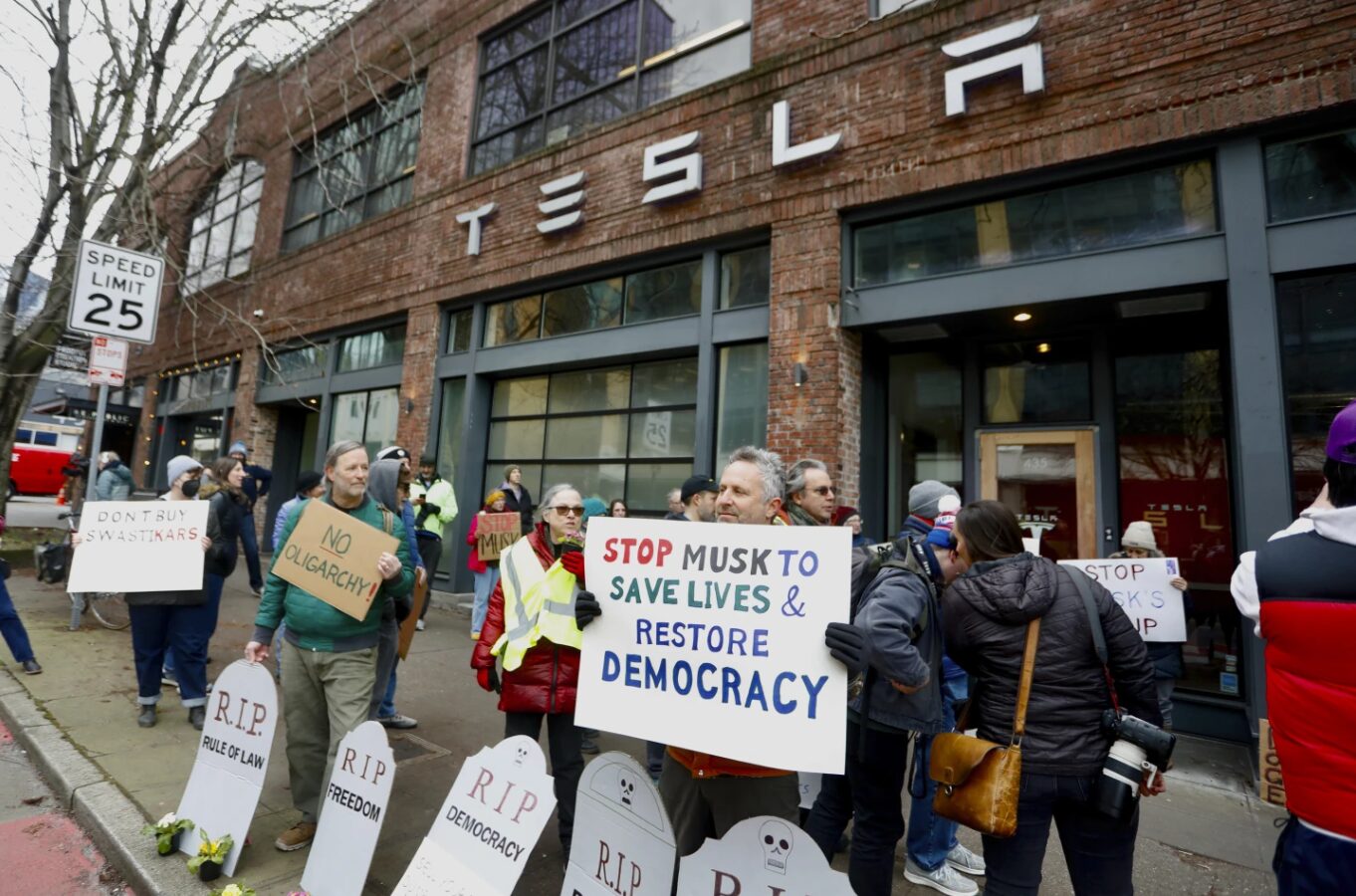 Tesla (TSLA) Looks to Avoid 10th Straight Weekly Loss Amid 47% Upside