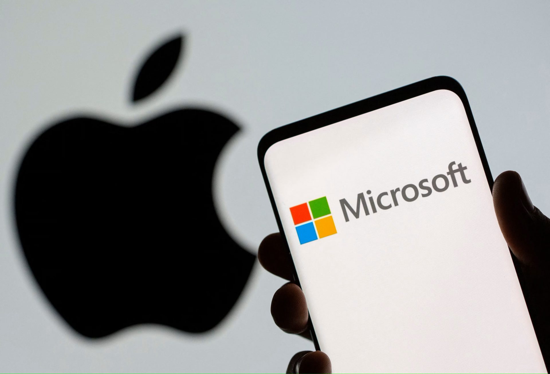 Apple (AAPL) or Microsoft (MSFT): Which Will End 2025 as Most Valuable?