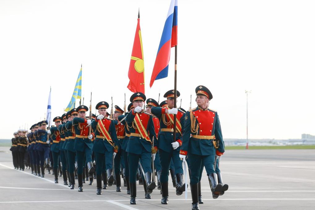 Chinese honor guard with Chinese and Russian flags