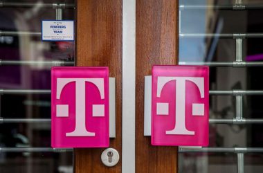 T-Mobile Faces Rep Exodus as Stock Slides on SpaceX Spectrum Deal