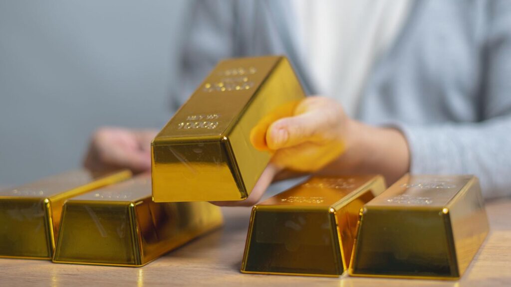 Gold Hits 4-Month Low as Rates Spike $10K Target