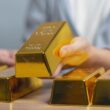 Gold Hits 4-Month Low as Rates Spike $10K Target