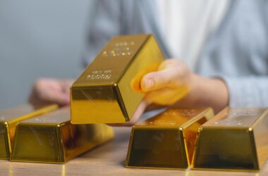 Gold Hits 4-Month Low as Rates Spike $10K Target