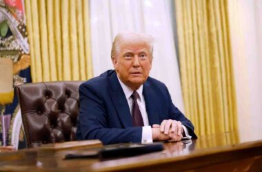 donald trump white house desk