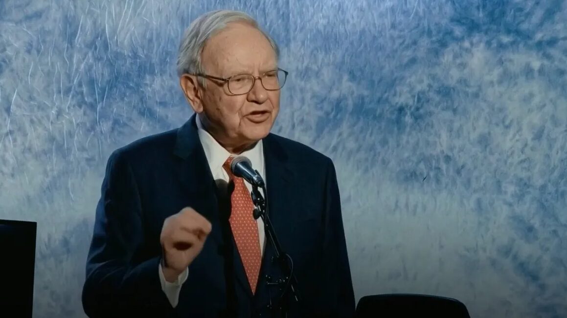 Warren Buffett Sends Clear 2026 Market Message as Risks Build